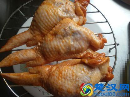 烤鸡翅、红烧鸡翅都吃腻了，尝试做下鸡翅包饭