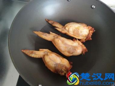 烤鸡翅、红烧鸡翅都吃腻了，尝试做下鸡翅包饭