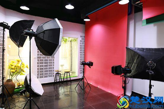 大四女生开照相馆创业，专拍证件照月收入过万