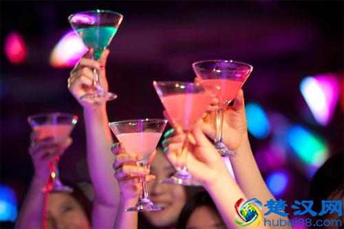 开酒吧利润虽然高，但是也需要这些套路
