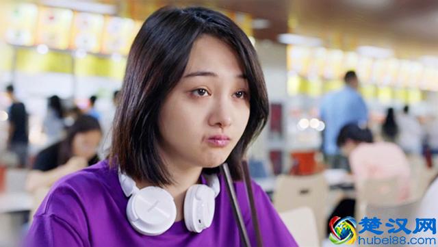 郑爽在《青春斗》淡妆出镜，嘴角黑印疑似整容？这其实是旧伤疤！