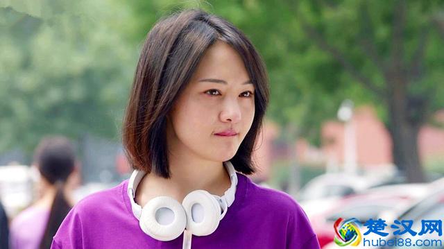 郑爽在《青春斗》淡妆出镜，嘴角黑印疑似整容？这其实是旧伤疤！