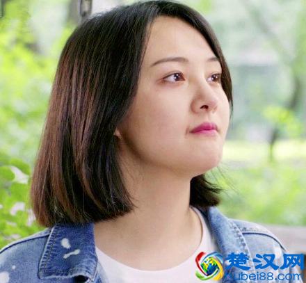 郑爽在《青春斗》淡妆出镜，嘴角黑印疑似整容？这其实是旧伤疤！