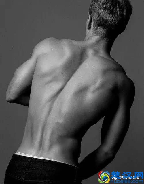 男士：背部长痘痘该怎么办？皮肤科医生整理出5大解决方法！