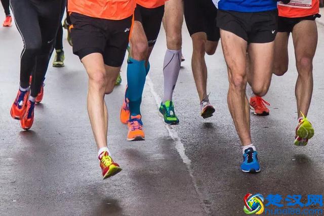你穿什么袜子跑步？穿对了袜子，PB来得更快