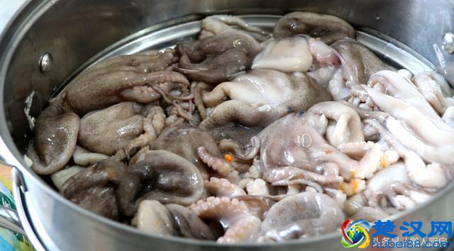 自制海鲜大咖，用麻辣鲜香的火锅底料做太给力，吃得酣畅淋漓