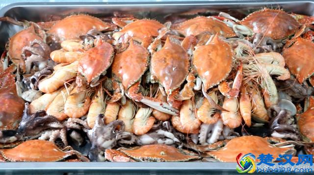 自制海鲜大咖，用麻辣鲜香的火锅底料做太给力，吃得酣畅淋漓