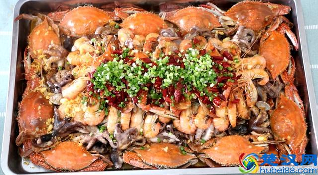 自制海鲜大咖，用麻辣鲜香的火锅底料做太给力，吃得酣畅淋漓