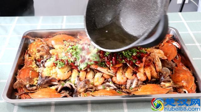 自制海鲜大咖，用麻辣鲜香的火锅底料做太给力，吃得酣畅淋漓