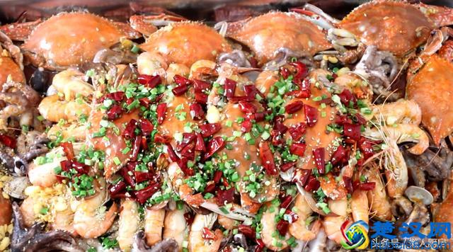 自制海鲜大咖，用麻辣鲜香的火锅底料做太给力，吃得酣畅淋漓