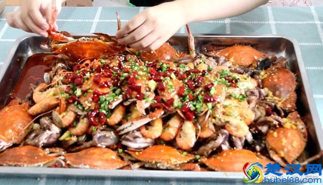 自制海鲜大咖，用麻辣鲜香的火锅底料做太给力，吃得酣畅淋漓
