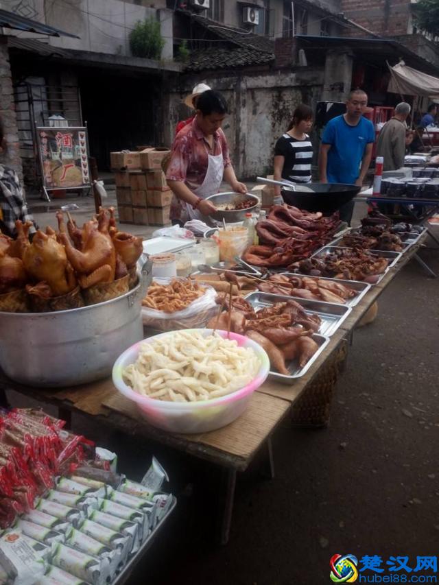 小哥上海辞职回农村赶集摆摊，卖25元一个一天卖几百个