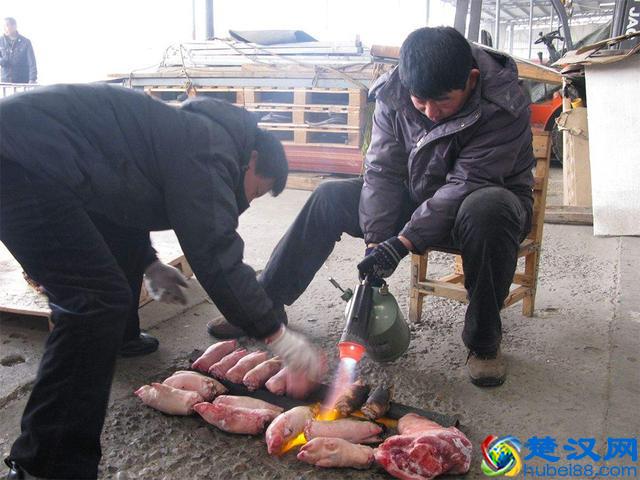 小哥上海辞职回农村赶集摆摊，卖25元一个一天卖几百个