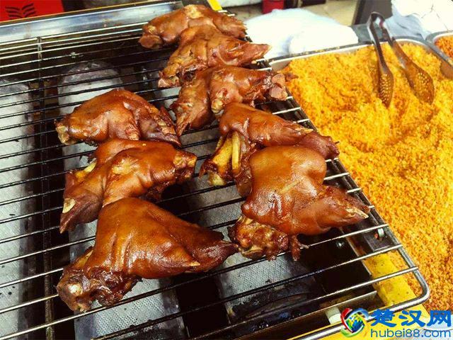 小哥上海辞职回农村赶集摆摊，卖25元一个一天卖几百个