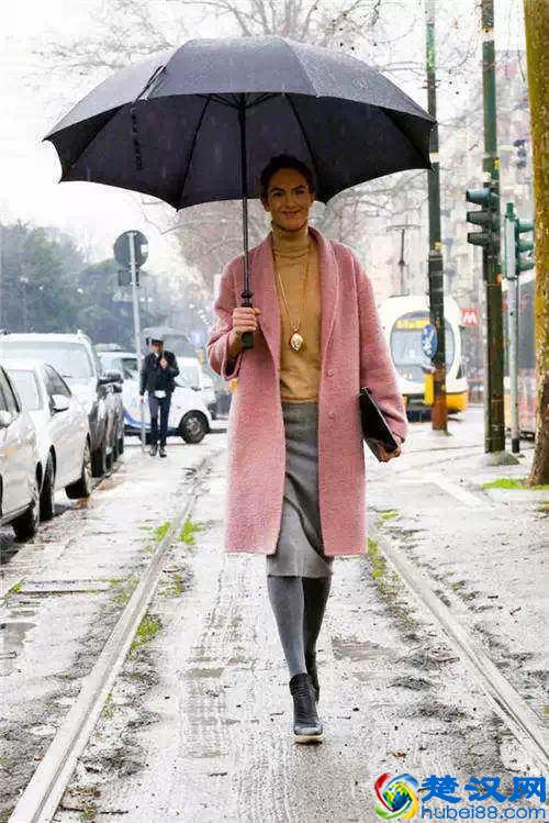 下雨天出行这么穿才好看！雨天穿搭时尚街拍