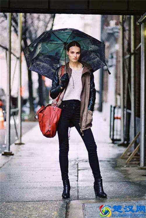 下雨天出行这么穿才好看！雨天穿搭时尚街拍