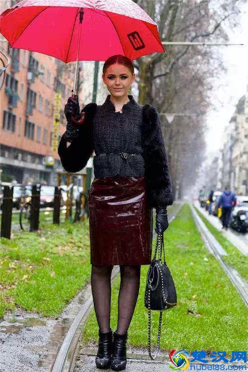 下雨天出行这么穿才好看！雨天穿搭时尚街拍