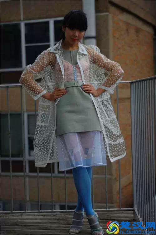 下雨天出行这么穿才好看！雨天穿搭时尚街拍