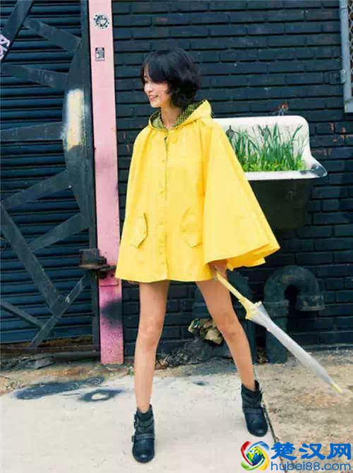 下雨天出行这么穿才好看！雨天穿搭时尚街拍