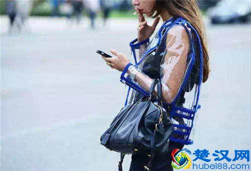 下雨天出行这么穿才好看！雨天穿搭时尚街拍