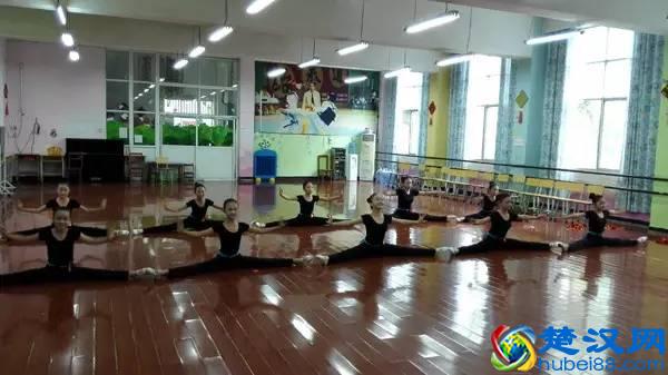 同学们都在少年宫干什么？