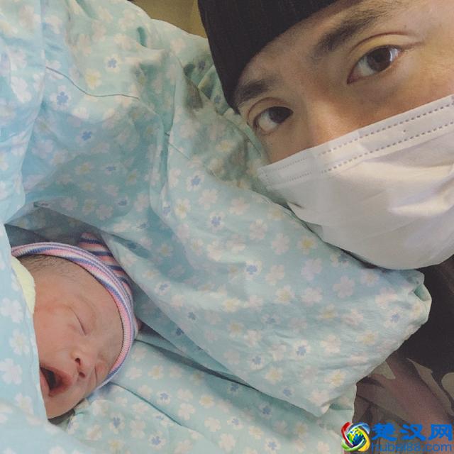 四年一次！说唱歌手JonyJ喜当奶爸，晒女儿正脸超可爱