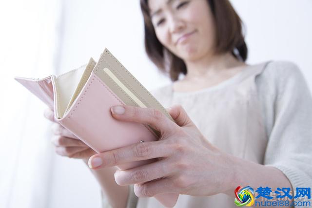 得了灰指甲怎么治？只需坚持一个方法，“连根拔起”不复发