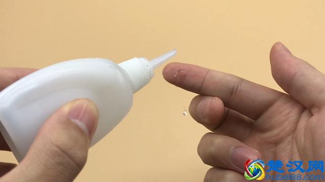 手指被502胶水粘住怎么办？别着急，只需滴一些它，胶水立马融化