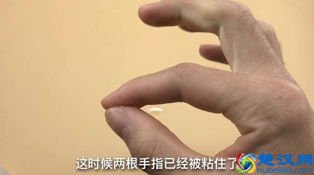 手指被502胶水粘住怎么办？别着急，只需滴一些它，胶水立马融化