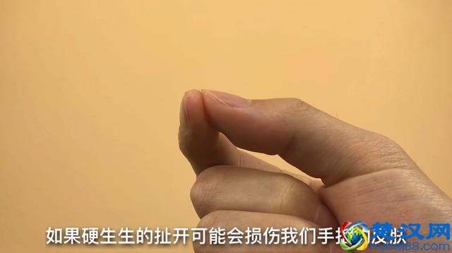 手指被502胶水粘住怎么办？别着急，只需滴一些它，胶水立马融化