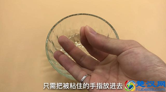 手指被502胶水粘住怎么办？别着急，只需滴一些它，胶水立马融化