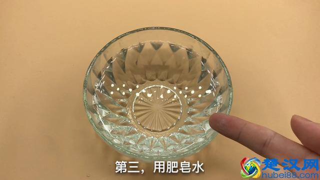 手指被502胶水粘住怎么办？别着急，只需滴一些它，胶水立马融化