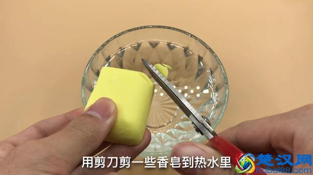 手指被502胶水粘住怎么办？别着急，只需滴一些它，胶水立马融化