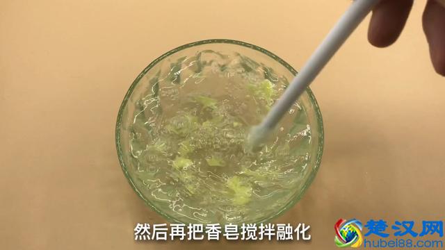 手指被502胶水粘住怎么办？别着急，只需滴一些它，胶水立马融化
