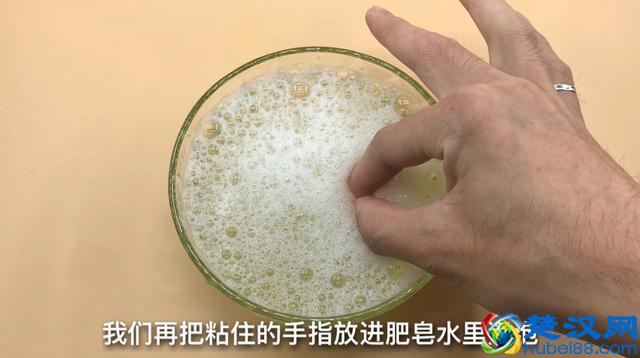 手指被502胶水粘住怎么办？别着急，只需滴一些它，胶水立马融化