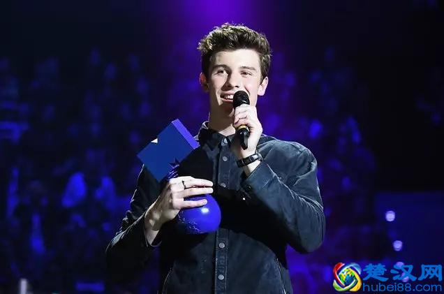 全球最炙手可热95后男歌手，16岁就成开挂少年，还跟海狸传绯闻？