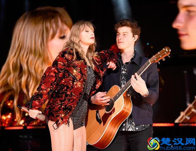 全球最炙手可热95后男歌手，16岁就成开挂少年，还跟海狸传绯闻？