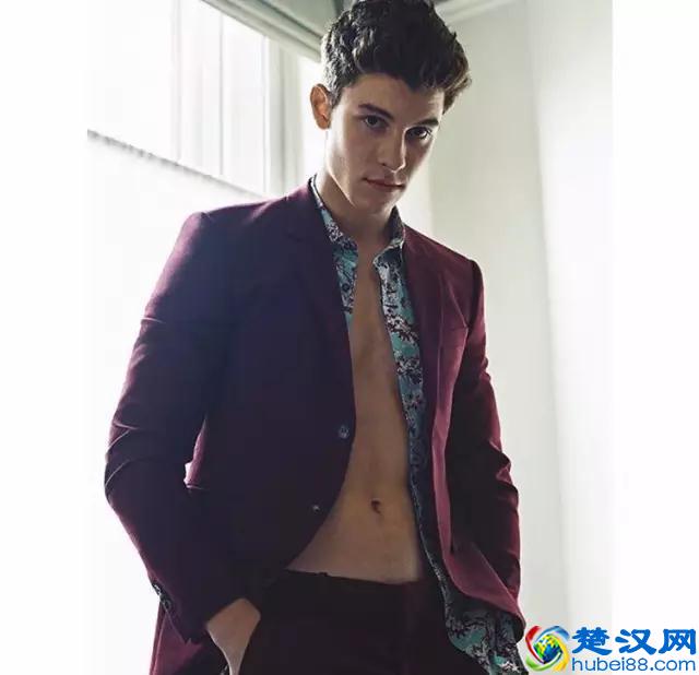 全球最炙手可热95后男歌手，16岁就成开挂少年，还跟海狸传绯闻？