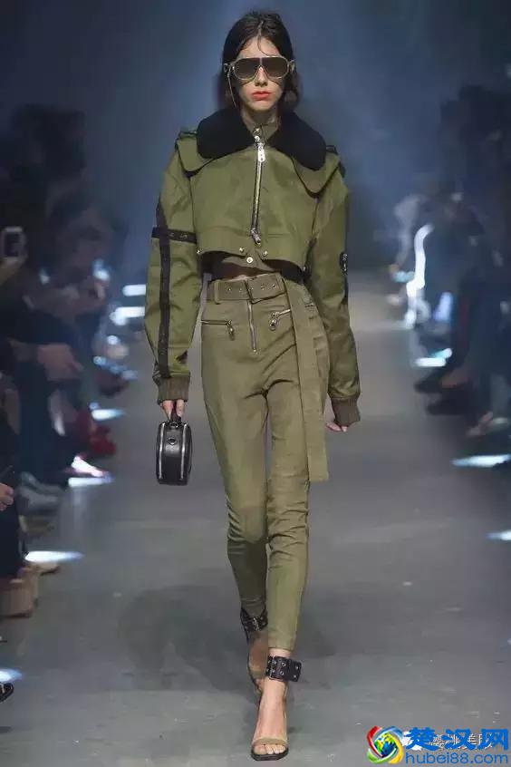 军绿色又火了，你知道这个色系该如何搭配衣服吗？