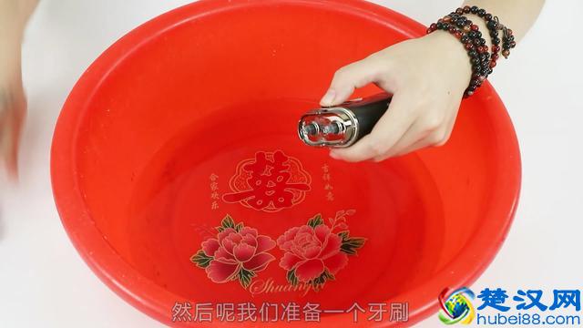 刮胡刀用久了很难清理?教你一招,省下不少买刮胡刀的钱