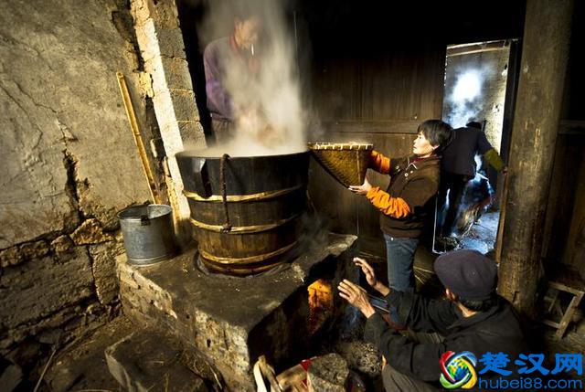 农村茶油100元一斤，看完村民榨茶油过程你还觉得贵？