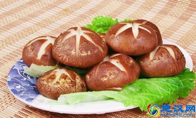 鸡精和鸡关系很小，和谷氨酸钠关系更大，吃多伤血管！