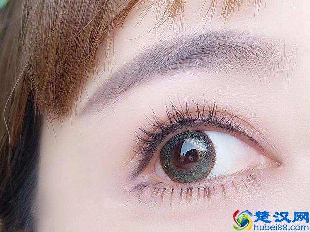 女生每天睡觉前这样做，睫毛变长变浓密，眼睛也跟着变大