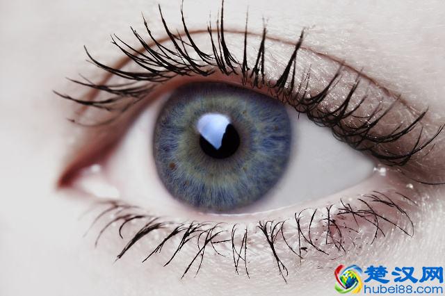 女生每天睡觉前这样做，睫毛变长变浓密，眼睛也跟着变大