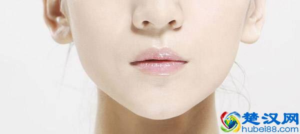 女生嘴唇上汗毛重是怎么回事？吃哪些东西可以缓解？