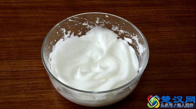 蛋清打发了除了可以做蛋糕，还能做这个小吃