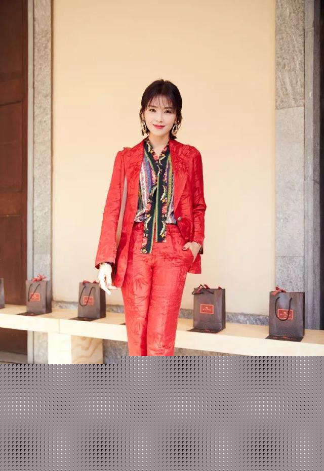 四十岁女人想要显年轻，这5种颜色的衣服不能错过，还能提升气质