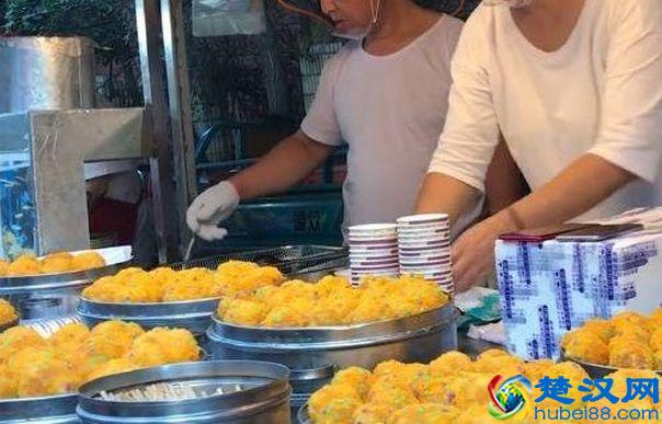 90后小夫妻推车卖小吃，顾客只看不买，老婆想1招很快被抢光！