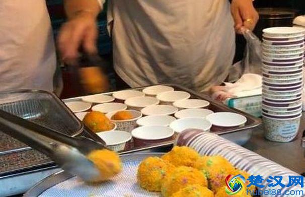 90后小夫妻推车卖小吃，顾客只看不买，老婆想1招很快被抢光！