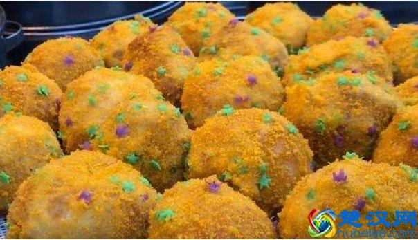 90后小夫妻推车卖小吃，顾客只看不买，老婆想1招很快被抢光！